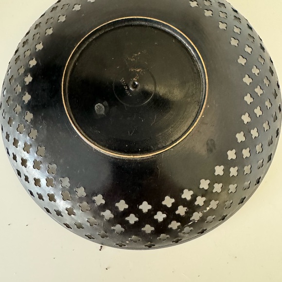 Quatrefoil punched, brass etching inside 1” pedestal - Picture 4 of 4